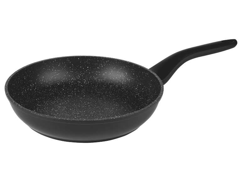 Černá pánev s kamenným povrchem.