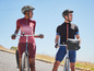 Dva cyklisté v cyklistickém oblečení s cyklistickým vakem Crivit.