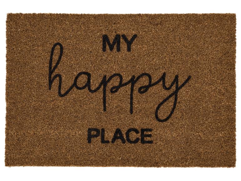 Hnědá rohožka s textem „MY happy PLACE“ v černé barvě.