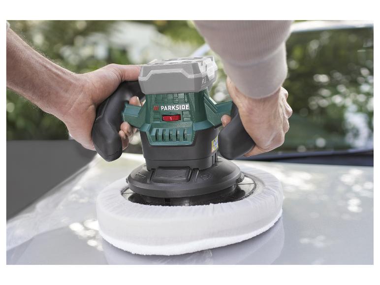 Muž leští auto leštičkou Parkside.