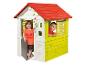 Dětský domeček Smiggy s červenou střechou a dvěma dětmi, které se v něm hrají.