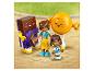 Dvě figurky LEGO Friends a dvě sestavitelné postavy, hnědá a žlutá, na cestě.