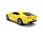 Žluté autíčko Chevrolet Camaro, zadní pohled.