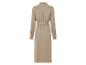 Béžové šaty s dlouhými rukávy a páskem.