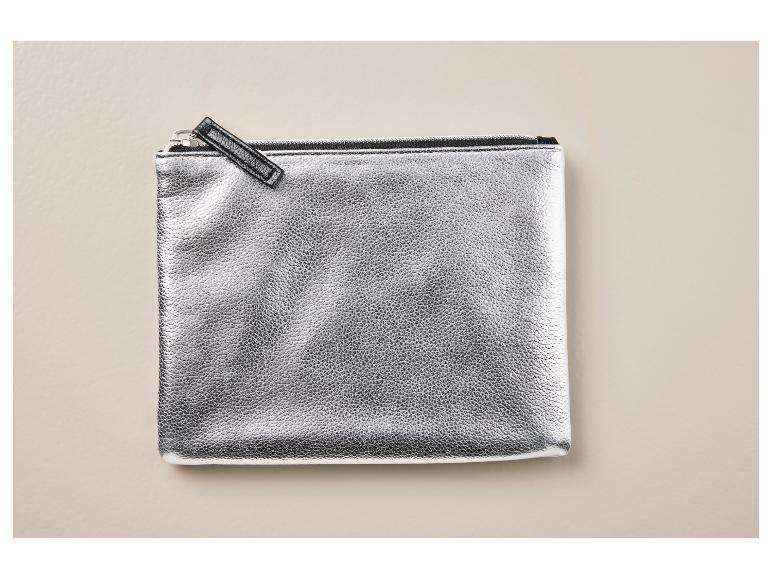 Stříbrná kosmetická taštička na zip.