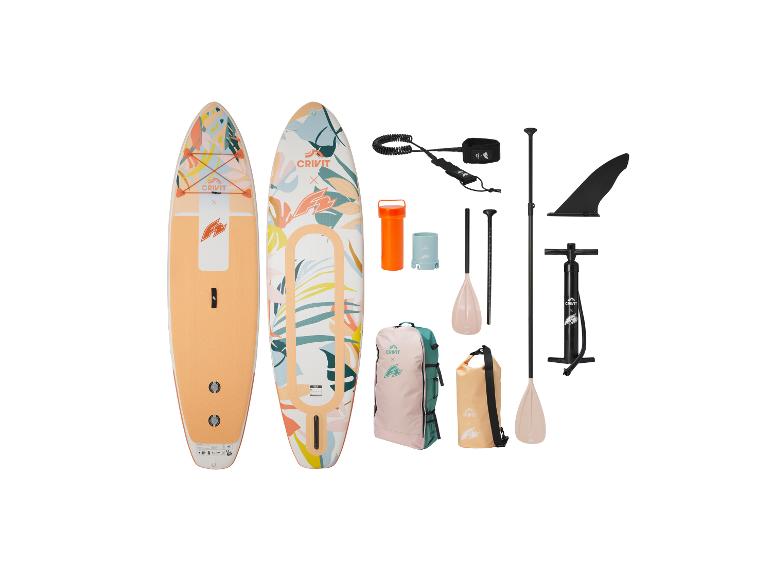 Dva paddleboardy s květinovými vzory, pádla, pumpa, ploutev, vodítko a tašky.