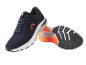 Modré běžecké boty s oranžovými detaily.