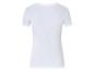 Bílé tričko s krátkým rukávem.