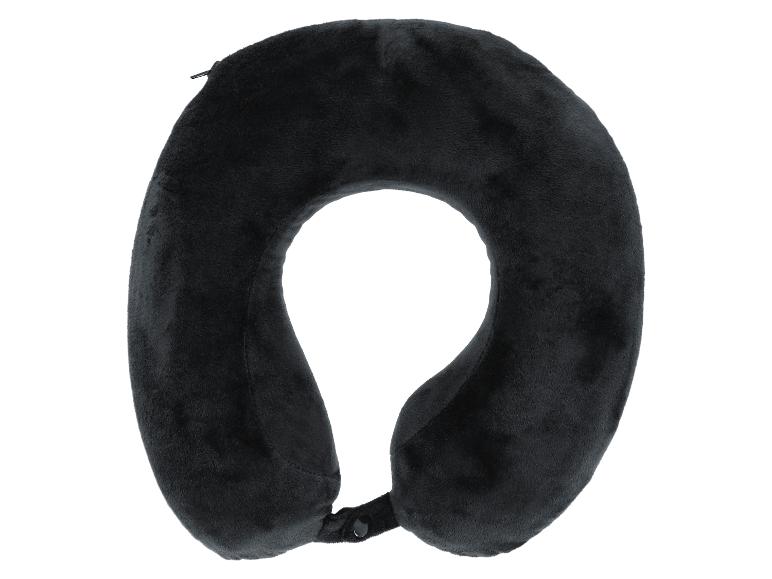Černý cestovní polštář ve tvaru U s knoflíkovým zapínáním.