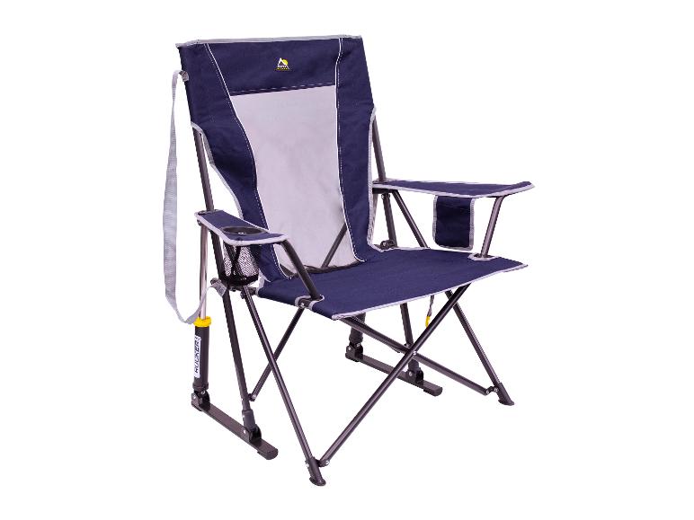 Modrá stolička GCI Outdoor Rocker s područkami a držákem na pohár.