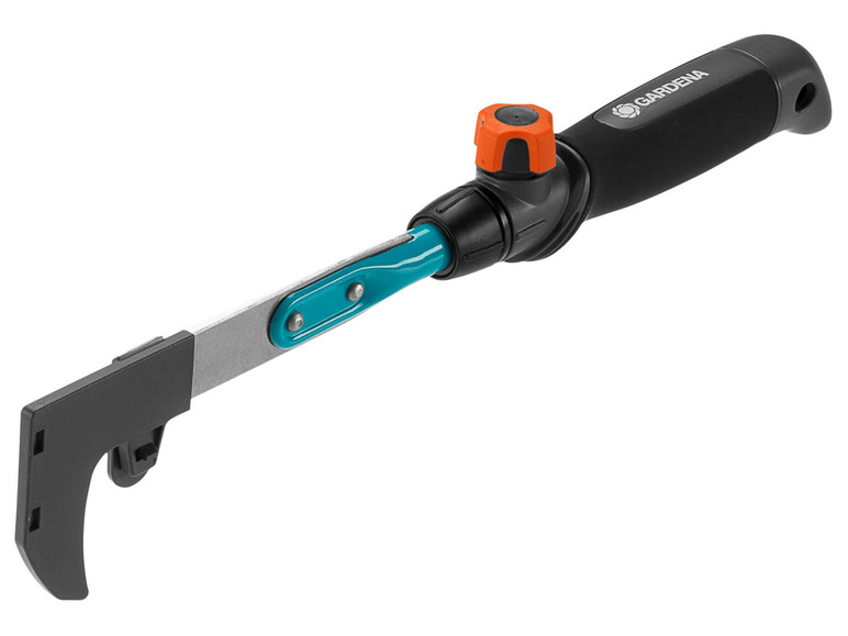 Zahradní nástroj Gardena s rukojetí, motykou a rozprašovačem.