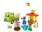 Lego Duplo hračky se zeleným nákladním autem, úlem a postavičkami.