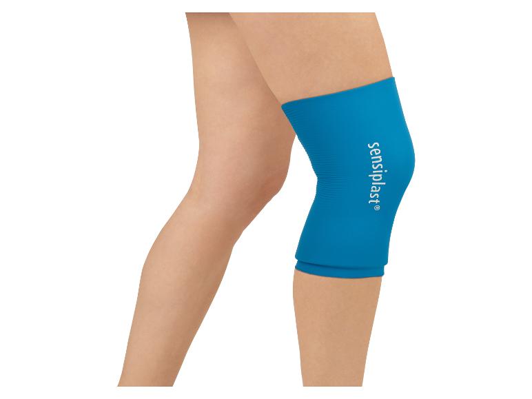 Modrý elastický obvaz na koleno Sensiplast.