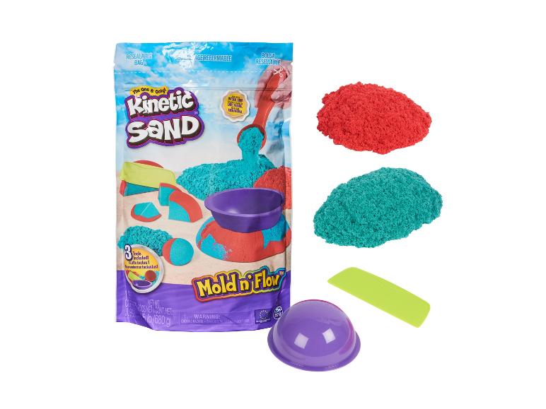 Sada Kinetic Sand Mold 'n Flow s červeným a tyrkysovým kinetickým pískem a 3 nástroji.