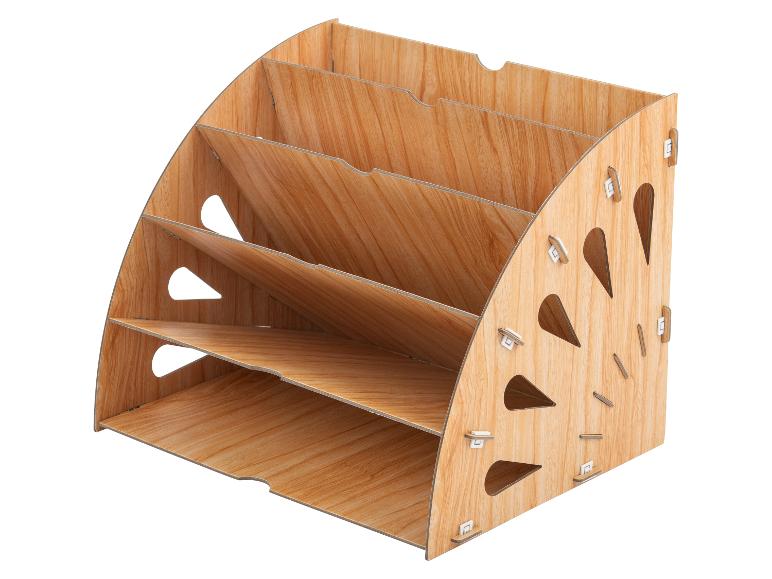 Dřevěný stolní organizér s několika přihrádkami na dokumenty a kancelářské potřeby.