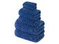 Sada tmavě modrých ručníků.