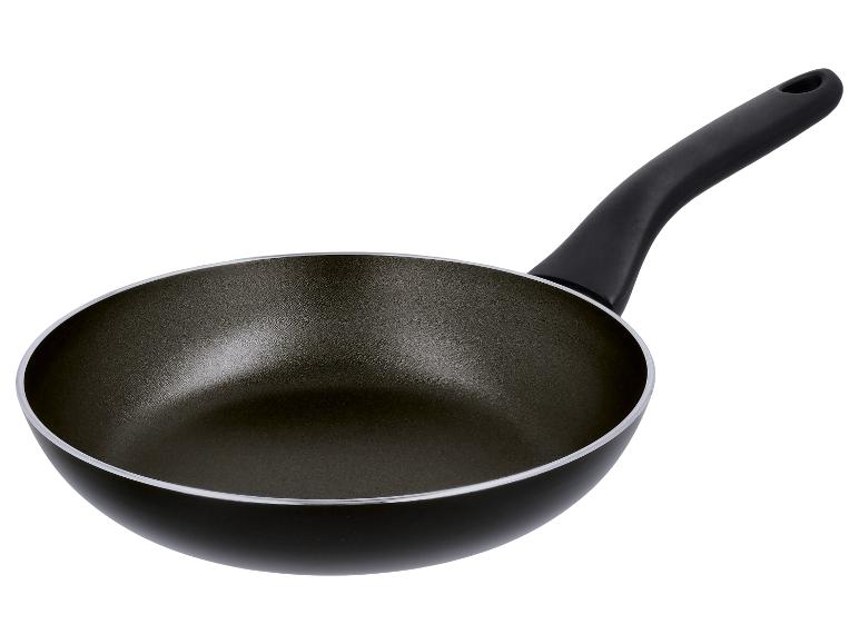 Černá nepřilnavá pánev s černou rukojetí, pohled shora pod úhlem.