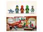 Sada LEGO Ninjago s minifigurkami a stavbou chrámu, s hrajícím si dítětem.