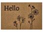 Hnědá rohožka s nápisem „Hello“ a stylizovanými květinami.