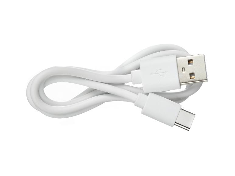 Bílý nabíjecí kabel USB-A na USB-C, stočený na bílém pozadí.