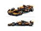Lego McLaren Formule 1 závodní auto v oranžové a černé barvě, zobrazené ze dvou úhlů.