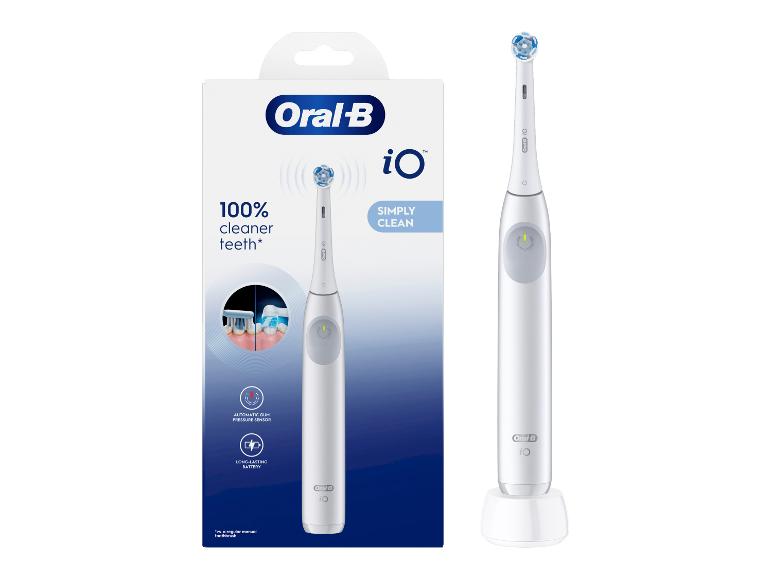 Elektrický zubní kartáček Oral-B iO a jeho balení, zdůrazňující 100% čistší zuby.