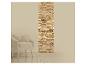 Obývací pokoj s béžovým křeslem a dekorativním kamenným obkladem stěny.