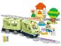 Vláčkodráha Lego Duplo s vlakem, stanicí, figurkami a zvířaty na bílém pozadí.