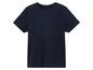Tmavě modré tričko s krátkým rukávem.