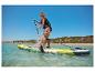 Žena na nafukovacím paddleboardu: letní vodní sport.