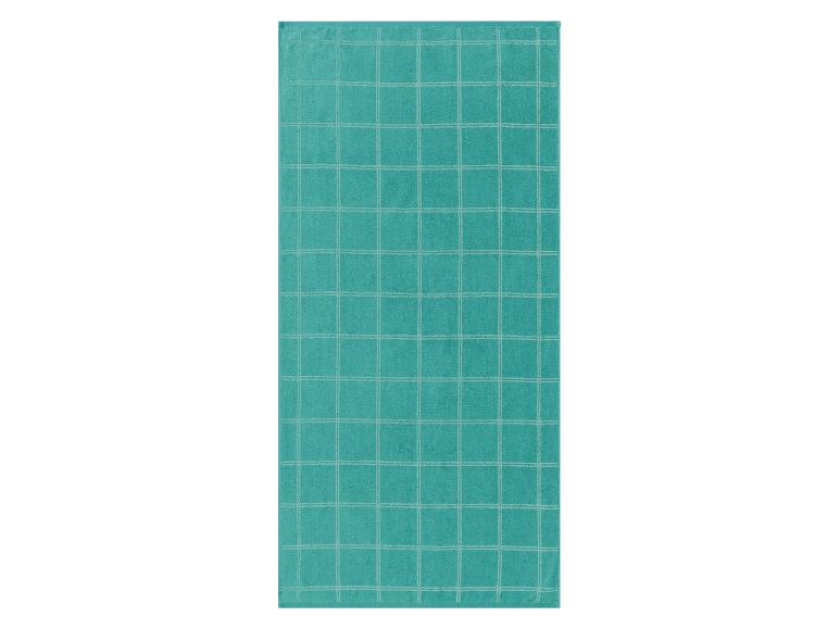 Tyrkysový ručník s kostkovaným vzorem.