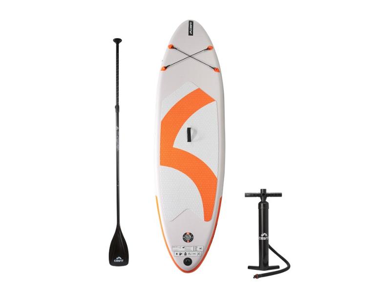 Nafukovací paddleboard s pádlem a pumpou, v bílé a oranžové barvě.