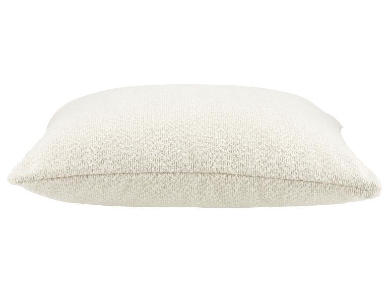 Obdélníkový polštář z krémové látky.