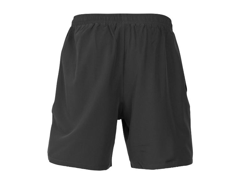 Černé sportovní šortky.