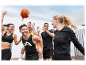 Rodina v sportovním oblečení Craft hraje basketbal.