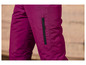 Detail růžových kalhot s kapsou na zip.