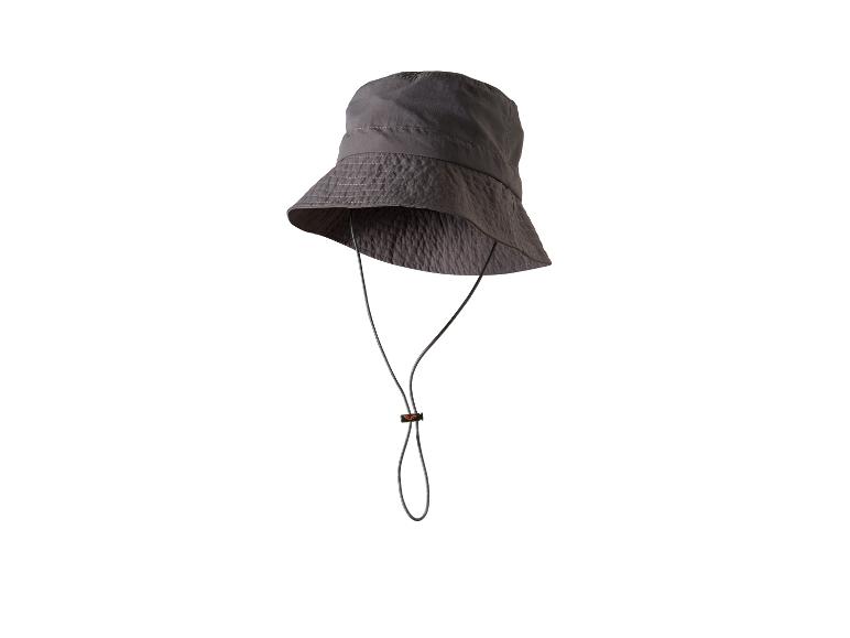 Tmavě šedý klobouk s nastavitelným řemínkem pod bradou.