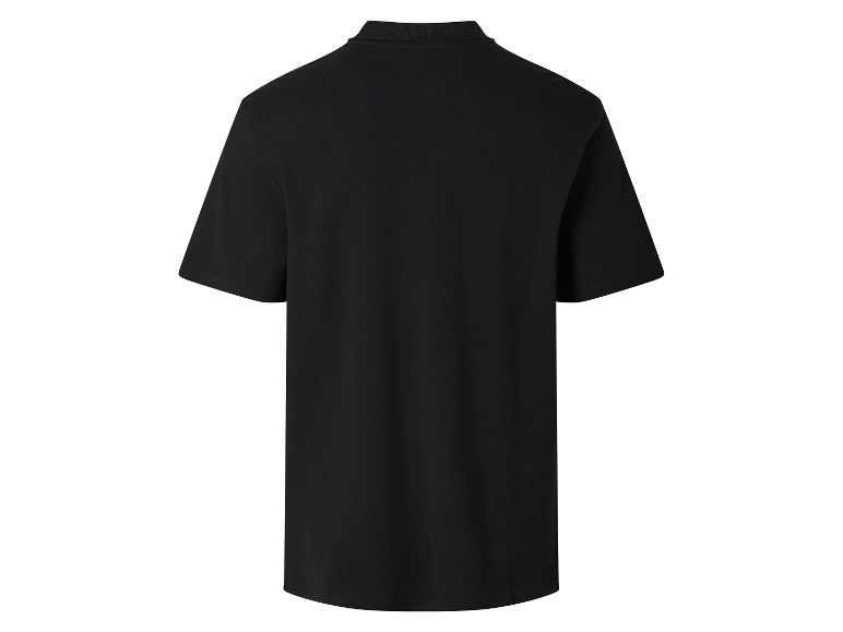 Krátké černé polo.