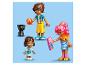 Tři figurky LEGO Friends a černá kočka na modrém pozadí.