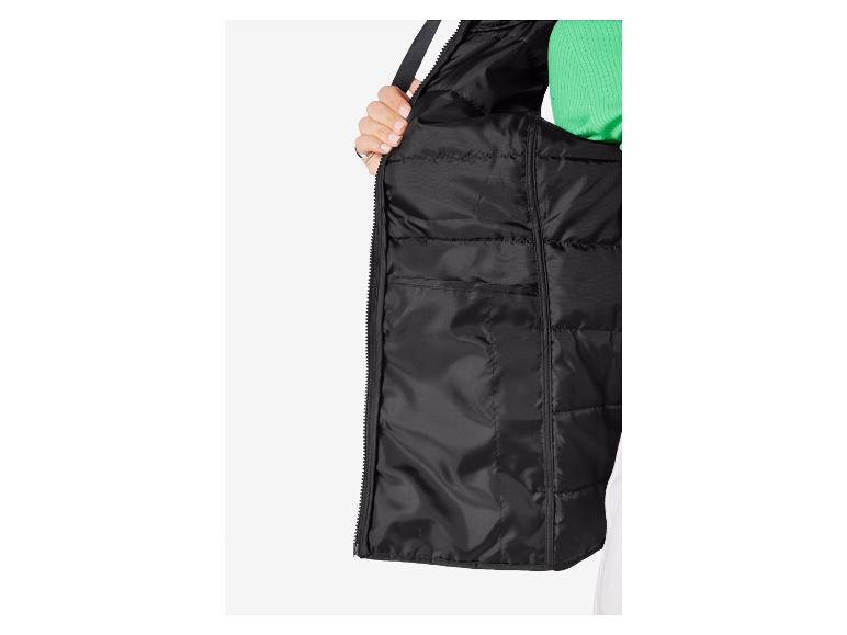 Černá zimní bunda s otevřeným zipem, viditelná podšívka.