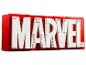 Logo Marvel postavené z červených a bílých LEGO kostek.