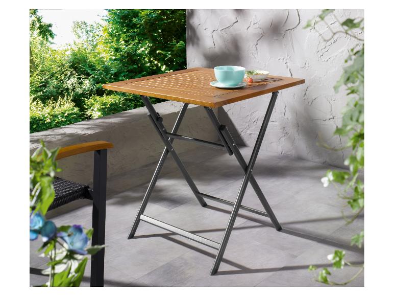 Skládací dřevěný stolek s kovovým rámem na zahradu.