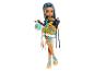 Panenka Cleo De Nile Monster High s modrými vlasy, zlatými a tyrkysovými šaty a kabelkou.