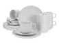 Sada bílých hrníčků a talířů.