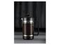 French press kávovar s kávou na tmavém pozadí