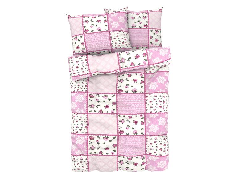 Růžová povlečení s patchwork vzorem, květinami a krajkou.