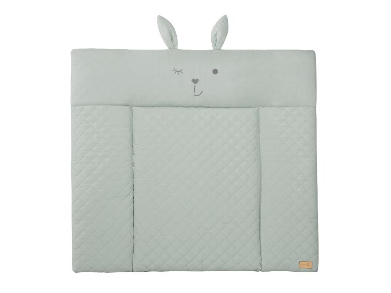 Mátově zelená přebalovací podložka pro miminka s kresleným obličejem zajíčka a 3D oušky.