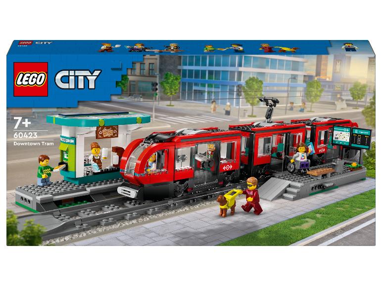Sada LEGO City Městská tramvaj s minifigurkami a stanicí.