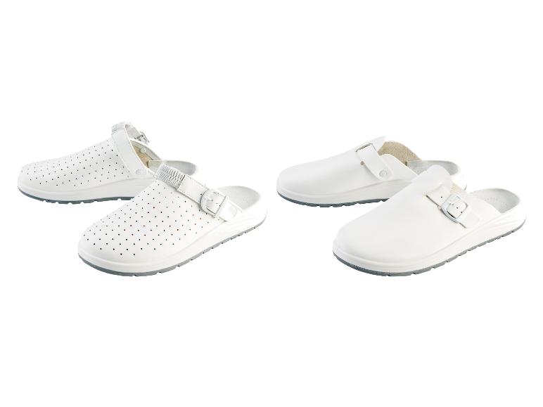 Dva páry bílých pantoflí s přezkou