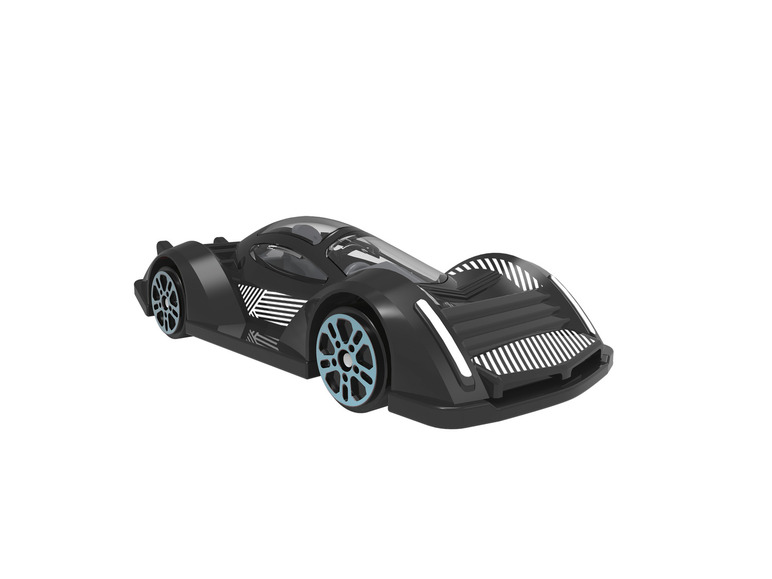 Černé hračkářské auto s modrými koly.